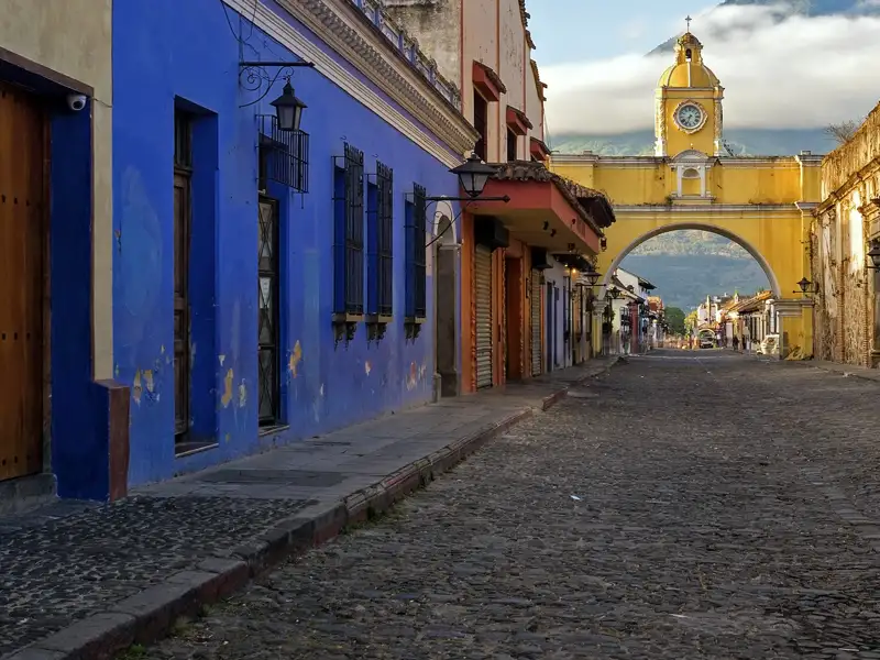 In Antigua beginnt unsere YOUNG LINE Rundreise durch Guatemala. Die ehemalige Hauptstadt bietet koloniales Flair vor der beeindruckenden Kulisse der Vulkane.