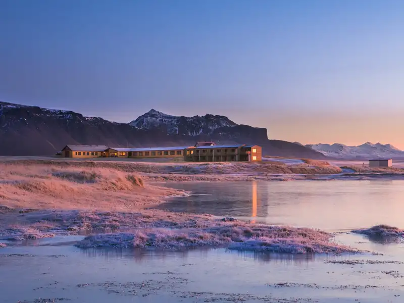 Ganz im Westen Islands, nahe dem Snaefellsjökull-Nationalpark, liegt unser Hotel: Wildromantisch und verträumt - ein echtes Wintermärchen!