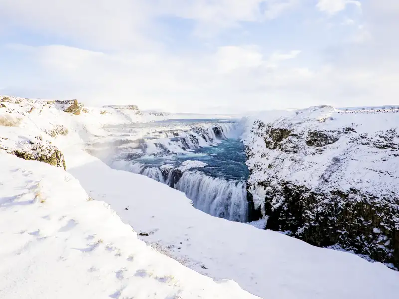 Auf unserer Marco Polo Rundreise in kleiner Gruppe im Winter durch Island besuchen wir den mächtigen Gullfoss, auch bekannt als der „Goldene Wasserfall".