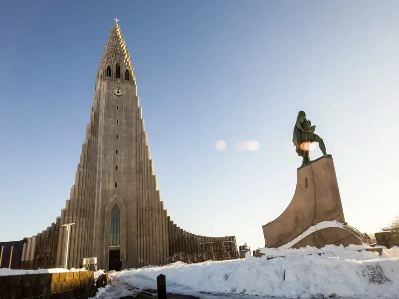 Auf unserer Rundreise durch Island im Winter sieht alles ganz anders aus als im Sommer - auch die Hallgrimskirche, eines der Wahrzeichen der Hauptstadt Reykjavik.