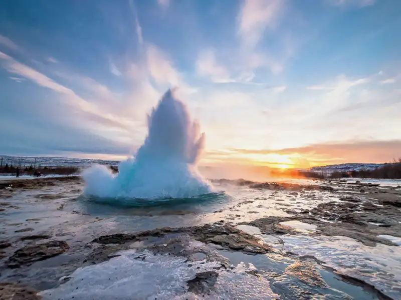 Auf unserer Rundreise durch Island bestaunen wir den Geysir Strokkur, der  in regelmäßigen Abständen ausbricht.