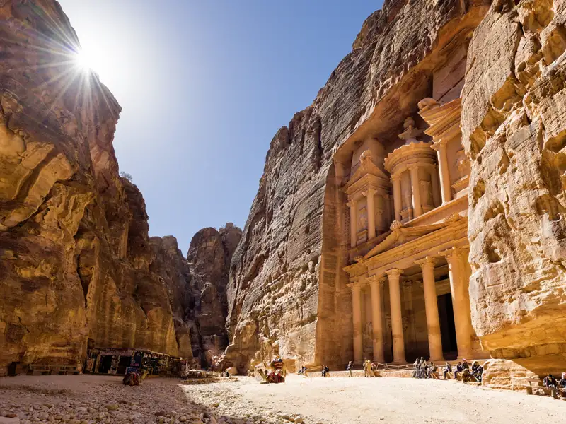 In der legendären Karawanenstadt Petra ragen Tempelfassaden wie die des Schatzhauses zwischen hohen Felswänden vor uns auf – sicher eines der Highlights der kombinierten Marco Polo Rundreise Israel – Jordanien.
