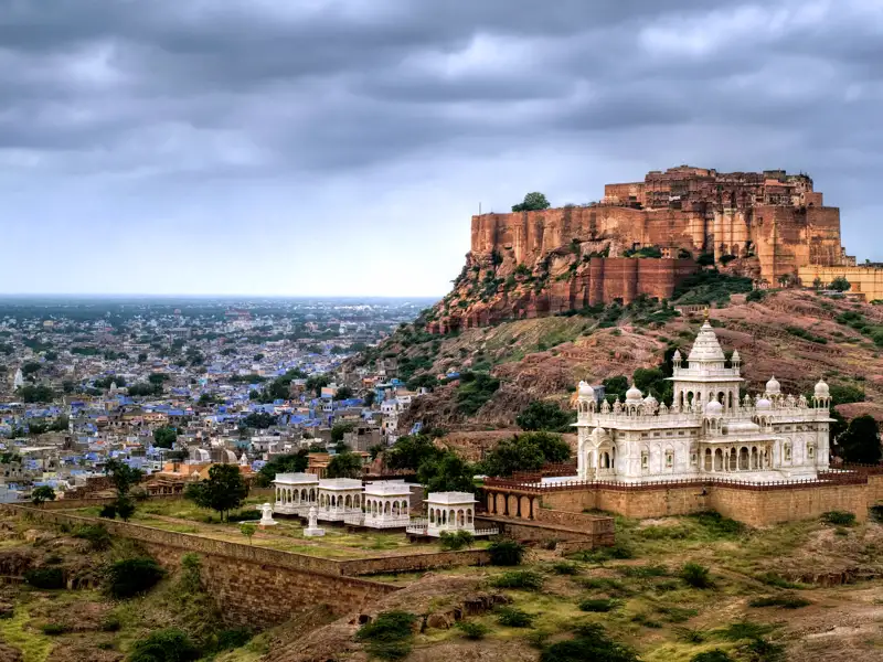 Auf Ihrer Rundreise durch Rajasthan besuchen Sie auch Jodhpur mit dem beeindruckenden Mehrangarh Fort. Genießen Sie den Ausblick auf die "blaue Stadt".