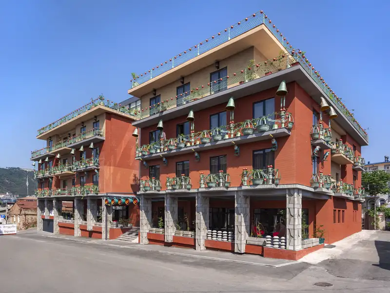 Das hübsche Hotel Brim liegt in Tiflis, der Hauptstadt Georgiens. Hier übernachten wir auf der Marco Polo Reise in kleiner Gruppe.