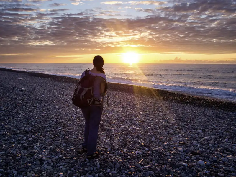 Sonnenuntergang am Meer - gibt es etwas Romantischeres? Der endlose Strand von Batumi ist perfekt zum Relaxen, Flanieren, Schwimmen und Träumen ... genießen Sie am Schwarzen Meer das entspannte Finale Ihrer Marco Polo Rundreise durch Georgien!
