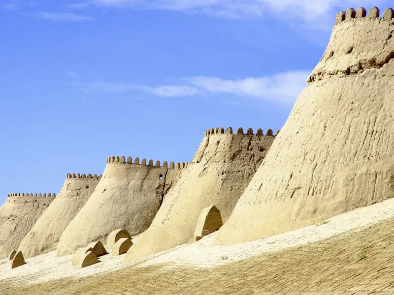 Die Zitadellen der Festung Ark, die wir auf unserer Marco Polo Rundreise durch Usbekistan sehen, sind aus Lehm gebaut. Das funktioniert nur im trockenen heißen Wüstenklima Usbekistans.