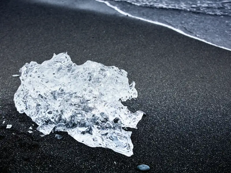 Auf unserer Reise durch Island erleben Sie den faszinierenden Kontrast zwischen Gletschern und Vulkanen. Am schwarzen Strand von Dyrholaey schmiltzt das Eis aus dem Meer.