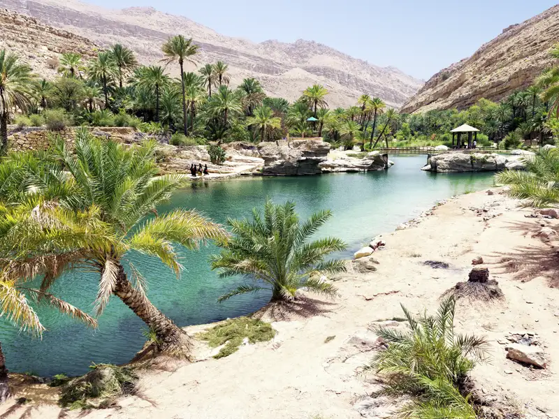 Bei unserer Marco Polo Mini-Gruppen-Reise wandern wir zwischen beeindruckenden Felswänden und grüner Oasenvegetation an türkis schimmernden Wasserläufen entlang.