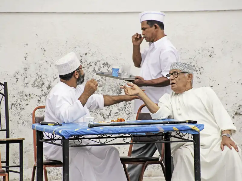 Bei unserer Marco Polo Mini-Gruppen-Reise in den Oman ist immer wieder auch Zeit für eine Kaffeepause inmitten der Locals.