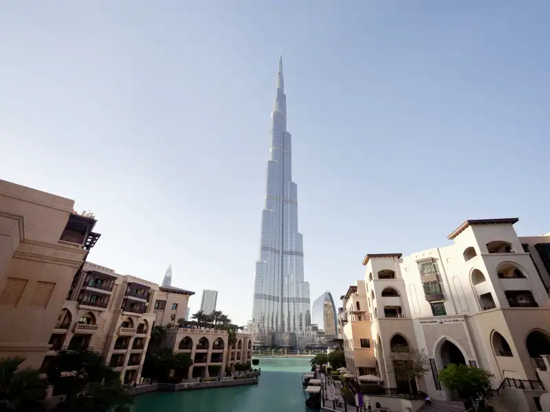 In Dubai ragt der Burj Khalifa 828 m in den Himmel: Weltrekord! Gerahmt wird der Superlativ von rund 250 Wolkenkratzern. Auf unserer Marco Polo Mini-Gruppen-Reise haben Sie die Gelegenheit, im Rahmen eines zubuchbaren Ausflugs auf die Aussichtsplattform im 124. Stock zu fahren.