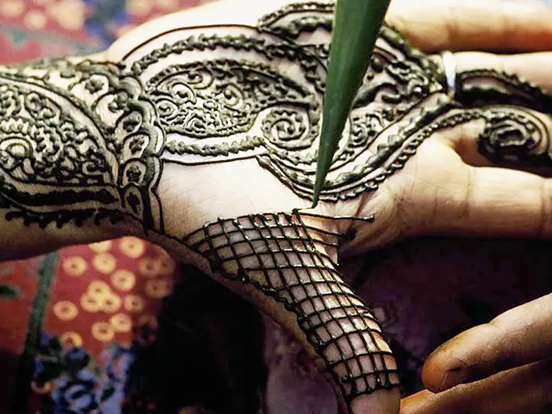 Auf unserer Marco Polo Mini-Gruppen-Reise kommen Sie auch in Kontakt mit orientalischen Traditionen, von denen die Hennamalerei eine ist.