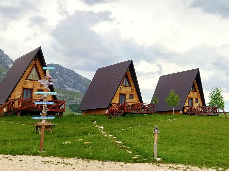 Nahe Zabljak erwartet uns Hüttenromantik: ein Ethnodorf inmitten der wilden Schönheit des Durmitor-Nationalparks in Montenegro.