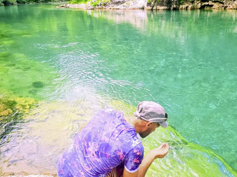 Auf der Rundreise in kleiner Gruppe durch Montenegro erfrischen wir uns auch am Ufer des Flusses Tara.