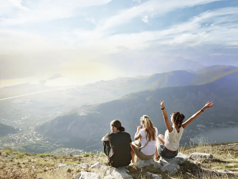 Am 5. Tag der Marco Polo Rundreise genießen wir im Lovcen-Nationalpark den Blick ins Tal und auf die Bucht von Kotor.