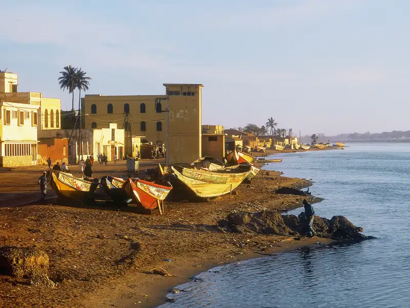 In der einstigen Hauptstadt des Senegal mit französischem Flair, Saint-Louis, holpern wir in Pferdekutschen durch die morbid anmutende Kolonialstadt, schaukeln über die Faidherbe-Brücke und lassen uns im Aeropostale-Museum von der frühen Transatlantik-Luftfahrt faszinieren.