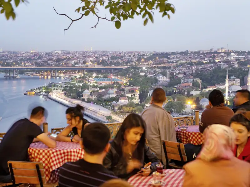 Genießen Sie auf Ihrer individuellen Städtereise den Ausblick auf die beleuchtete Stadt Istanbul am Abend mit ihren Sehenswürdigkeiten und auf den Bosporus.
