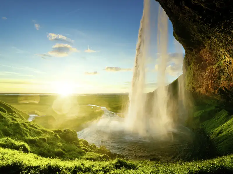 Zu Beginn Ihrer individuellen Mietwagenreise gleich ein Highlight: An der Südküste sehen Sie einen der schönsten Wasserfälle Islands, den Seljalandsfoss.Sie können hinter seine Wasserschleier gehen. Aber Vorsicht: Sie werden bestimmt nass!