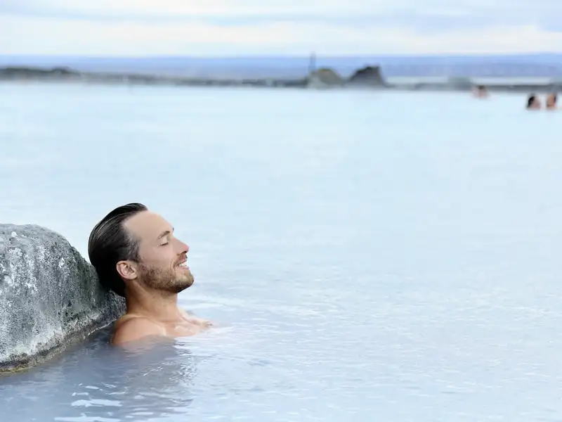 Nehmen Sie ein Bad in einer der vielen heißen Quellen.