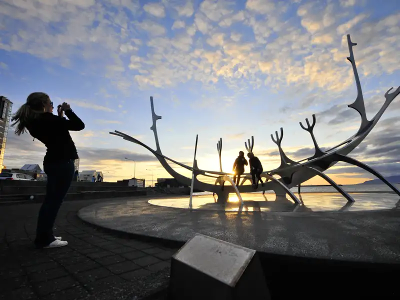 Am Anfang Ihrer individuellen Mietwagenreise durch Island verbringen Sie den ersten Nachmittag in Reykjavik und können die Skulptur Sun Voyager besichtigen.