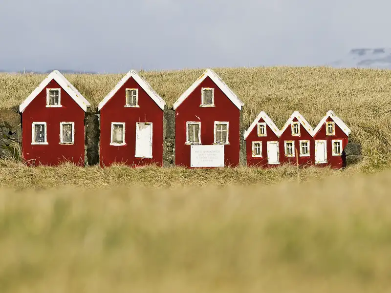 Auf Ihrer individuellen Mietwagenreise durch den Süden Islands kommen Sie an vielen bunten Elfenhäusern vorbei.