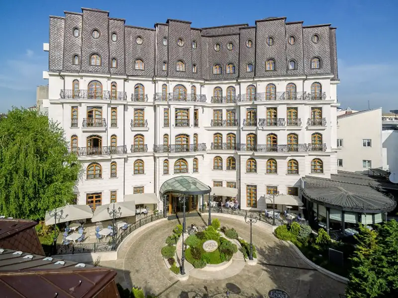 Das luxuriöse Boutique-Hotel Epoque befindet sich nur wenige Gehminuten von den bekanntesten Wahrzeichen Bukarests entfernt. Die 45 Suiten verfügen über Annehmlichkeiten wie Dusche/WC, Föhn, WLAN, Safe, Fernseher, Klimaanlage, Minibar sowie Kaffee- und Teekocher. Neben einem Restaurant bietet das Hotel einen Spa-Bereich mit Pool, Sauna und Massageanwendungen sowie ein Fitnesscenter.