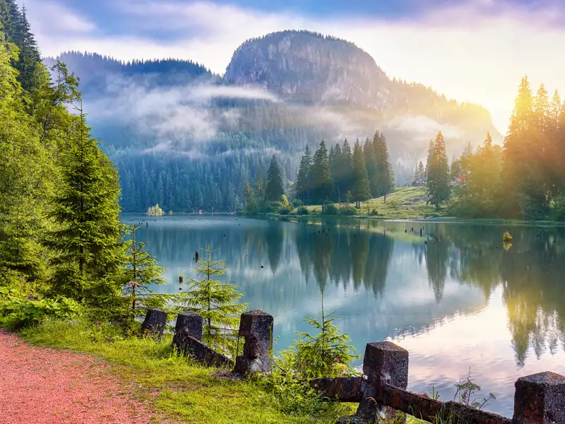 Auf Ihrer individuellen Rundreise durch Rumänien machen Sie in den Ostkarpaten Pause am Roten See und an der Bicazklamm. Warum der See auch "Mördersee" heißt, verrät Ihnen Ihr Scout.