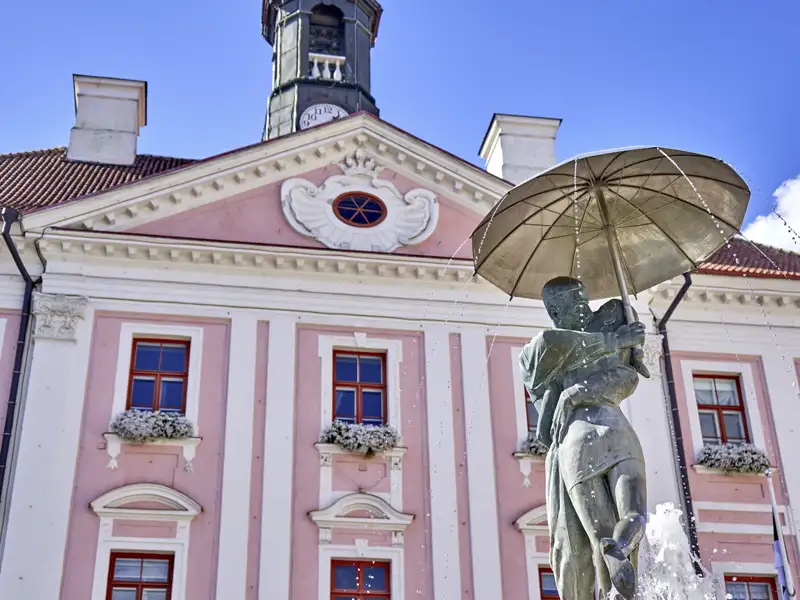 Auf dem Weg nach Tallinn legen Sie einen Stopp in der Universitätsstadt Tartu ein und können dort über den Rathausplatz schlendern.