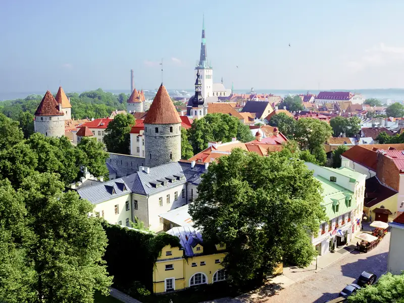 Auf Ihrer individuellen Rundreise mit Marco Polo steigen Sie mit Ihrem Scout auf den Domberg von Tallinn und bestaunen die unter Ihnen liegende Altstadt mit Stadtmauer und Rathausturm.