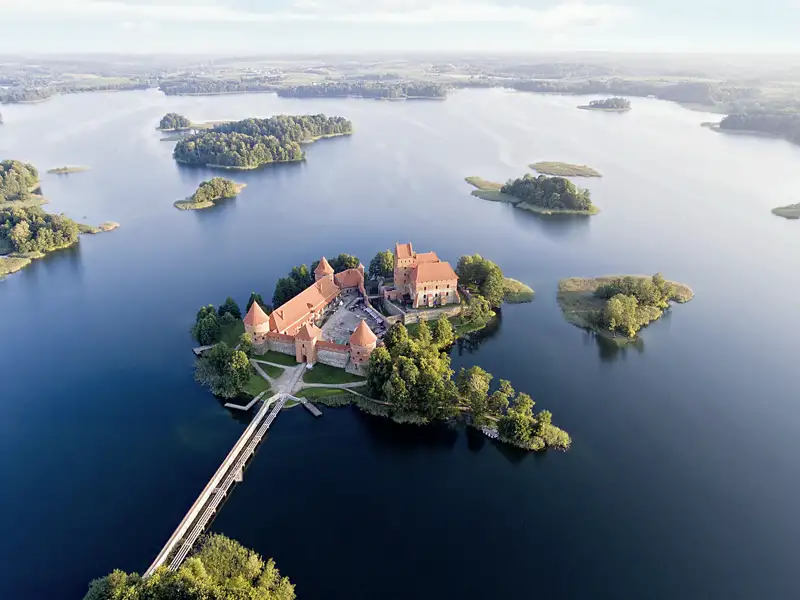 Auf Ihrer individuellen Rundreise im Mietwagen durch das Baltikum besuchen Sie auch die Wasserfestung Trakai - früher uneinnehmbar, heute bequem über eine Brücke zu erreichen.