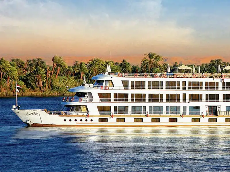 Auf Ihrer individuellen Rundreise durch Ägypten haben Sie die Wahl zwischen Standard-, Premium- und Luxus-Hotels – in der Kategorie Luxus erwartet Sie auf der Nilkreuzfahrt die Sun Boat IV.