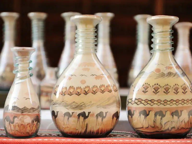 Auf Ihrer individuellen Rundreise durch Jordanien haben Sie die Möglichkeit, lokales Kunsthandwerk zu entdecken und traditionelle Gefäße zu betrachten.