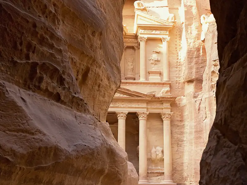 Auf Ihrer individuellen Rundreise durch Jordanien erleben Sie die kunstvoll in Stein gehauenen Fassaden der Felsenstadt Petra.