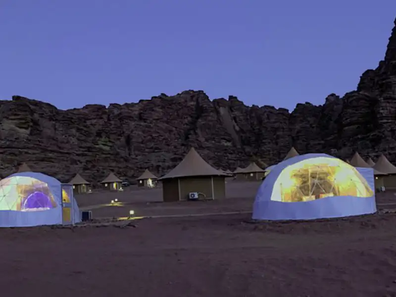 Im Wadi Ram übernachten Sie in einem Bubblezelt. Nachts können Sie die Sterne von Ihrem Bett aus beobachten.