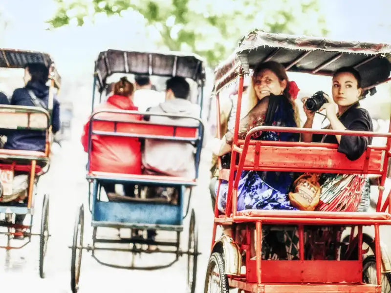 Die engen Gassen der Altstadt von Delhi lassen sich am besten per Fahrrad-Rikscha erkunden.
