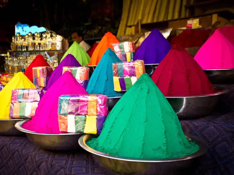 Auf dem Markt ist das farbenfrohe Pulver zum Streuen von Mandalas erhältlich. Auch beim Holi-Fest ist das bunte Pulver sehr beliebt.