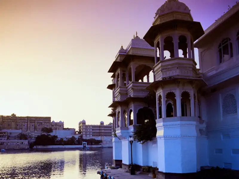 Vom Taj Lake Palace Hotel, das mitten im Pichola Lake liegt, hat man einen schönen Blick auf den Stadtpalast in Udaipur. Bei einer Bootstour über den See können Sie diese Aussicht genießen.