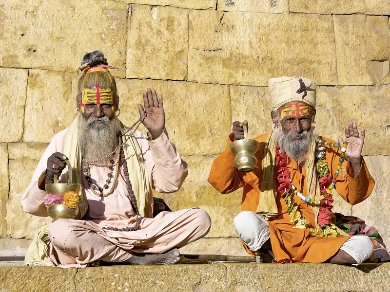 Zwei heilige Männer, sogenannte Sadhus, grüßen Besucher des Forts in Jaisalmer.