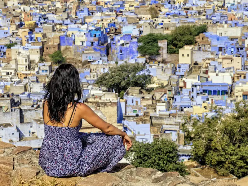 Indigoblau getünchte Häuser in Jodhpur, die auch die "blaue Stadt" genannt wird. Sie liegt mitten in Rajasthan in Nordindien.