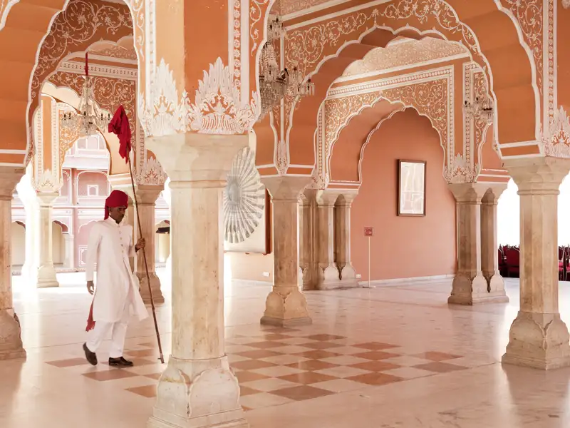 Auf Ihrer individuellen Reise durch Indien geht es mit Ihrem Scout auf Citytour durch die "rosarote Stadt" Jaipur. Sie besichtigen den Stadtpalast mit einer sehenswerten Sammlung alter Miniaturen, Waffen und Prachtgewänder sowie das zum Palastkomplex gehörige Observatorium "Jantar Mantar" des Hobbyastronomen Jai Singh II. aus dem 18. Jahrhundert.