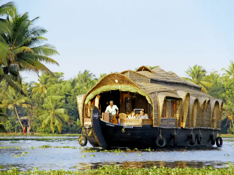 Sie übernachten während Ihrer Rundreise auf einem typischen Hausboot in den Backwaters von Kerala. Genießen Sie die märchenhafte Lagunenlandschaft und die Fahrt über den Vembanad-See.