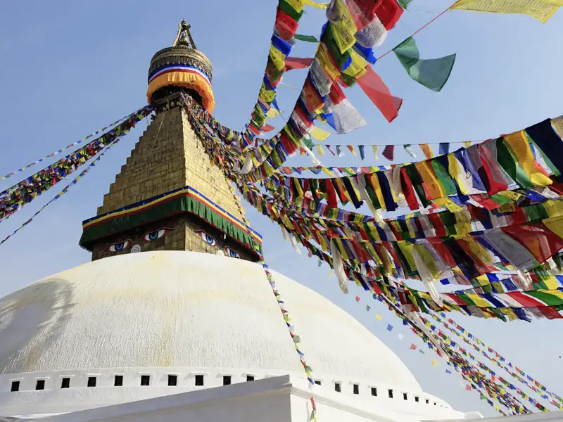 Bei Ihrer Rundreise durch Nepal sehen Sie in Kathmandu die Bothnath-Stupa.
