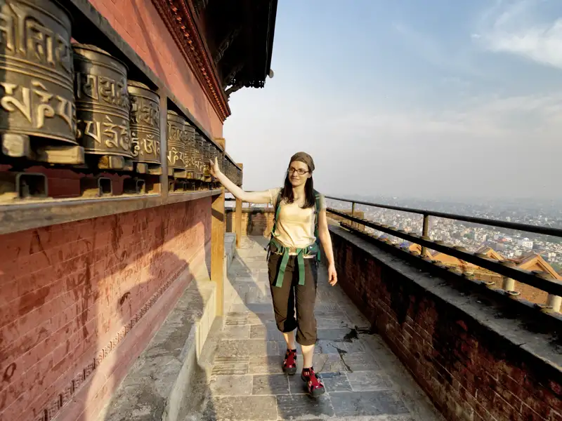 Auf Ihrer individuellen Rundreise durch Nepal können Sie bei einem Tempelbesuch auch einmal selbst die Gebetsmühlen drehen.