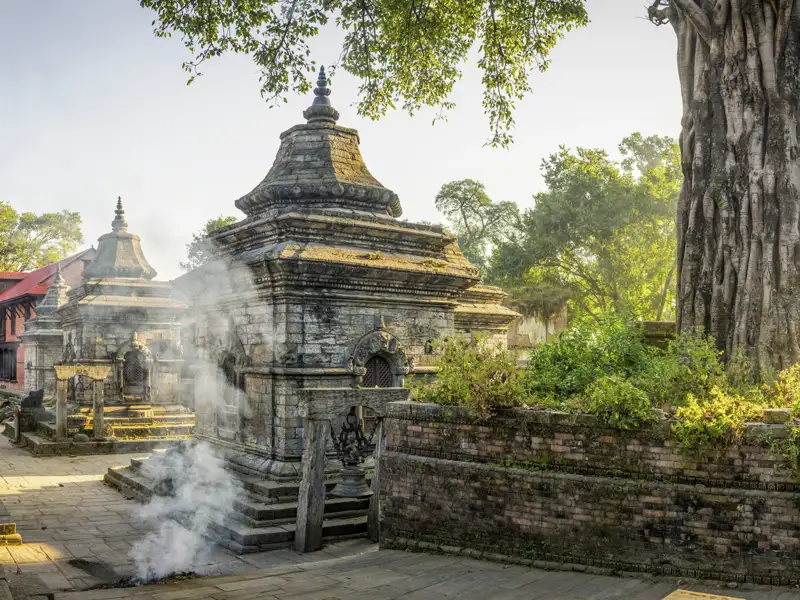 Auf Ihrer individuellen Rundreise durch Nepal steht in Kathmandu auch ein Besuch des Hindutempels Pashupatinath mit seinen  Feuerbestattungsstätten am heiligen Fluss Bagmati auf dem Programm.