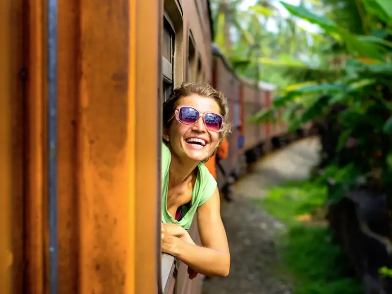 Auf Ihrer individuellen Rundreise geht es mit dem Zug hinauf nach Nuwara Eliya – eine der schönsten Zugstrecken in Sri Lanka.