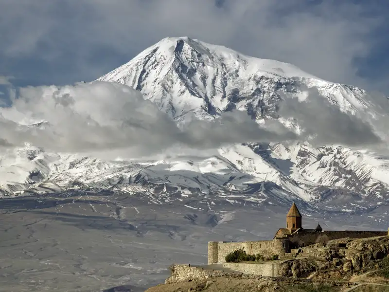 Genießen Sie auf Ihrer individuellen Rundreise durch Armenien und Georgien vom Kloster Chor Wirab aus den herrlichen Blick auf den Berg Ararat.