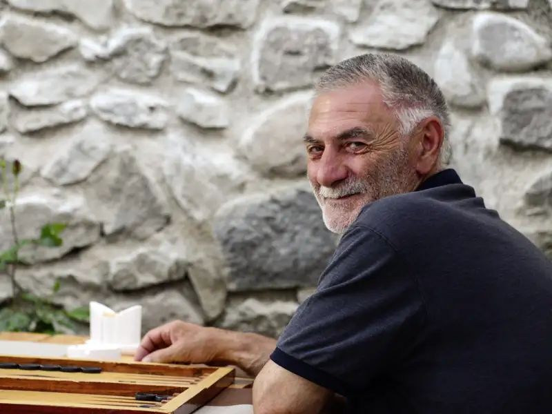 Auf Ihrer individuellen Rundreise durch Georgien und Armenien erleben Sie Alltagsleben. Wie zum Beispiel einen Mann beim Spielen.