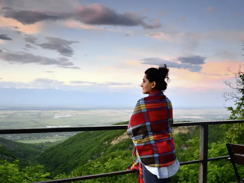 Diese individuelle Rundreise durch Armenien und Georgien führt Sie durch schroffe Gebirgslandschaften, zum Schwarzen Meer und in die Weinregion Kachetien.
