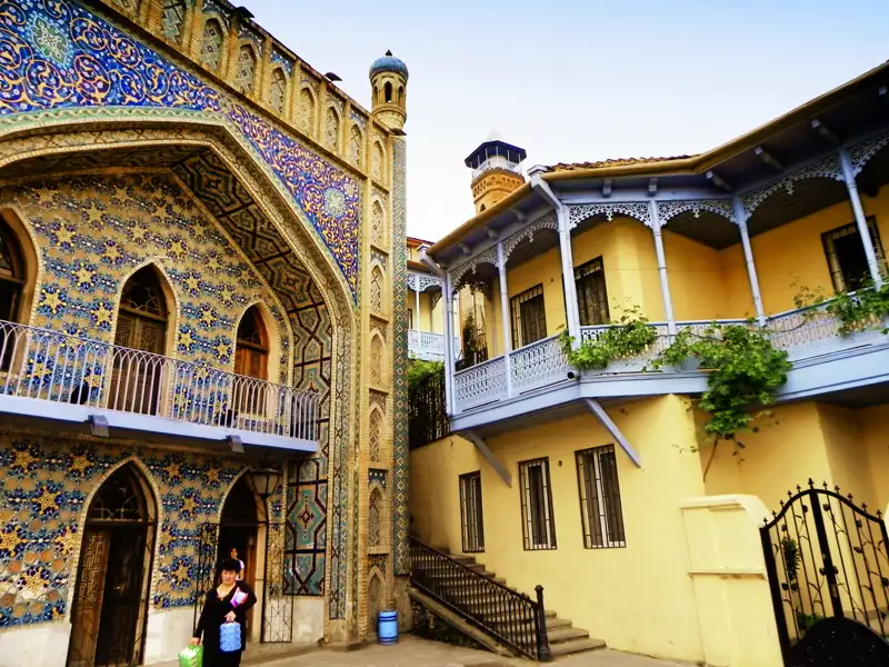 Eine Station auf Ihrer individuellen Rundreise durch Armenien und Georgien ist Tiflis: Bei einem Spaziergang durch die Altstadt sehen Sie alte Schwefelbäder und bunt bemalte Häuserfassaden.