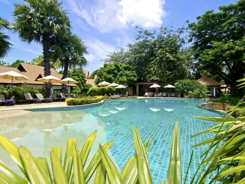 Das Legend Hotel liegt direkt am Mae Nam Kok und bietet Ihnen jeden Komfort. Alle 78 Zimmer sind mit kostenfreiem WLAN, Sat.-TV, Telefon und Minibar ausgestattet. Der offene Wohnbereich bietet zudem ein großes Fenster mit Blick auf den Fluss bzw. Garten. Das hoteleigene Restaurant Wine Casa serviert gehobene Küche, bei der Sie eine große Auswahl an thailändischen und internationalen Gerichten haben.