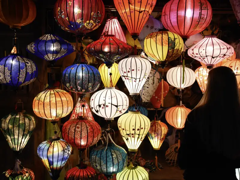 Ein Lampionverkaufsstand auf dem Nachtmarkt von Hoi An - ein Farbenspiel der beleuchteten Lampionschirme.